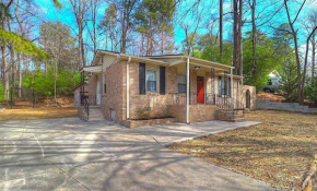 3 bedrooms and 1 bathroom and the square footage is 912 ft². Pet Friendly